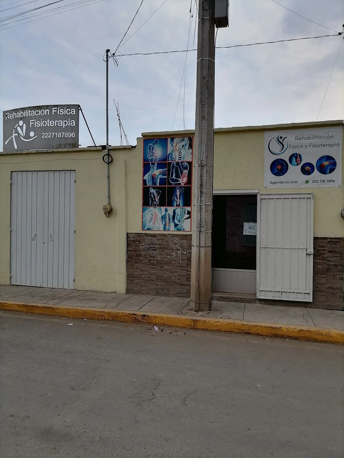 La entrada, con el letrero y el número para agendar