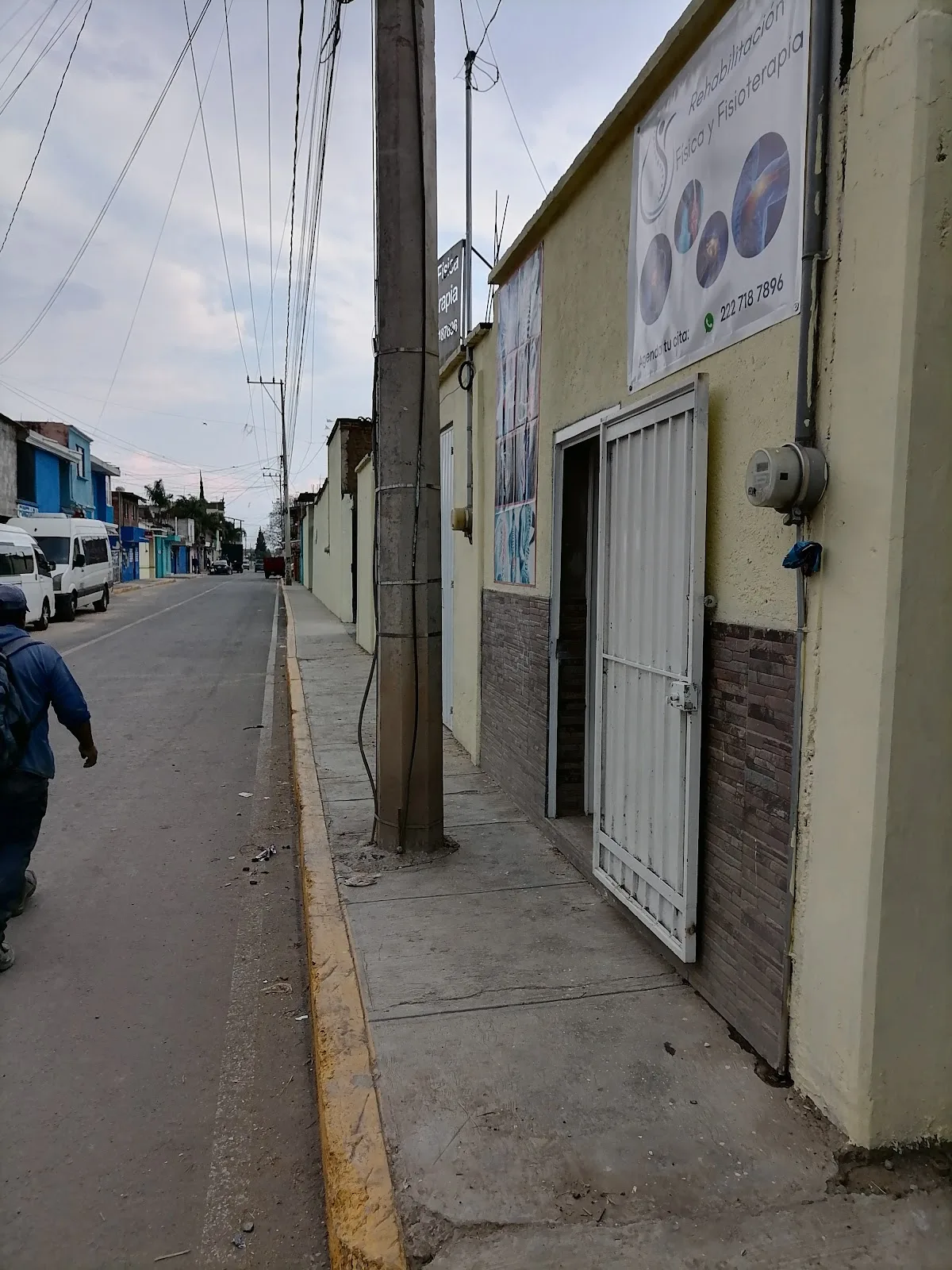 La puerta, junto al poste