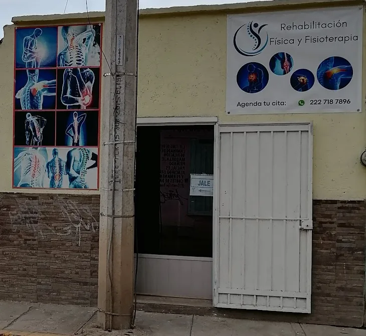 Entrada del consultorio con el letrero de Rehabilitación Física y Fisioterapia